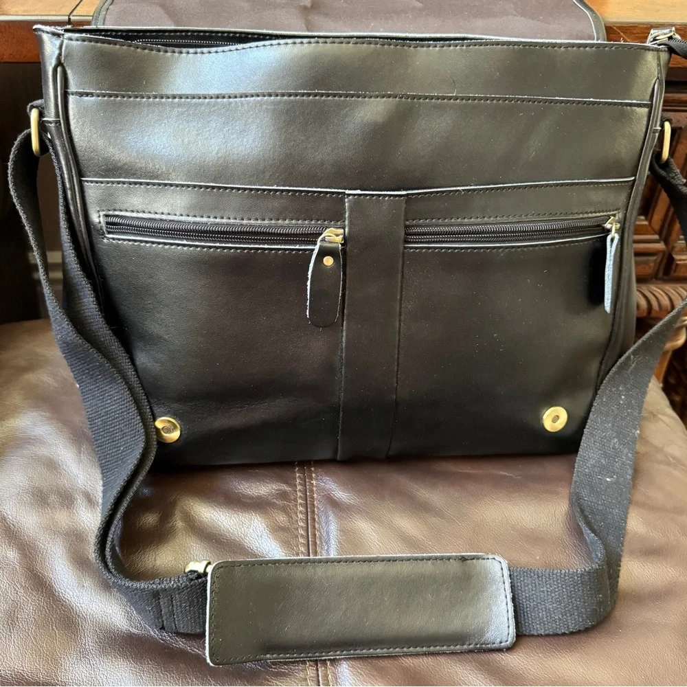 “Leathario” Black Leather Messenger Bag